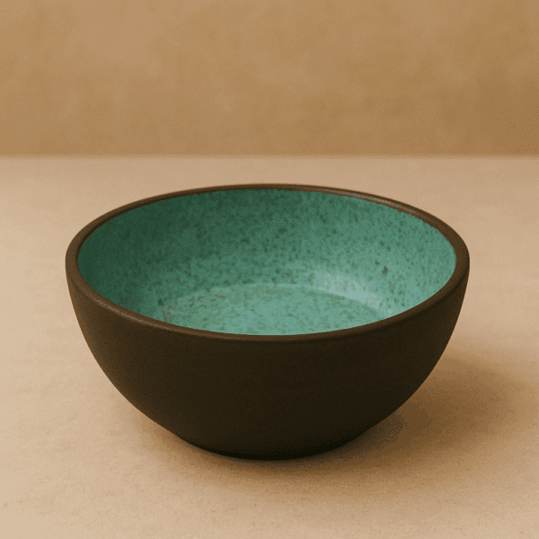 Χειροποίητο κεραμικό μπολ από μαύρο πηλό με πράσινη γυαλιστερή υάλωση – Μέντα, σε 12,5 και 14,5 εκ.