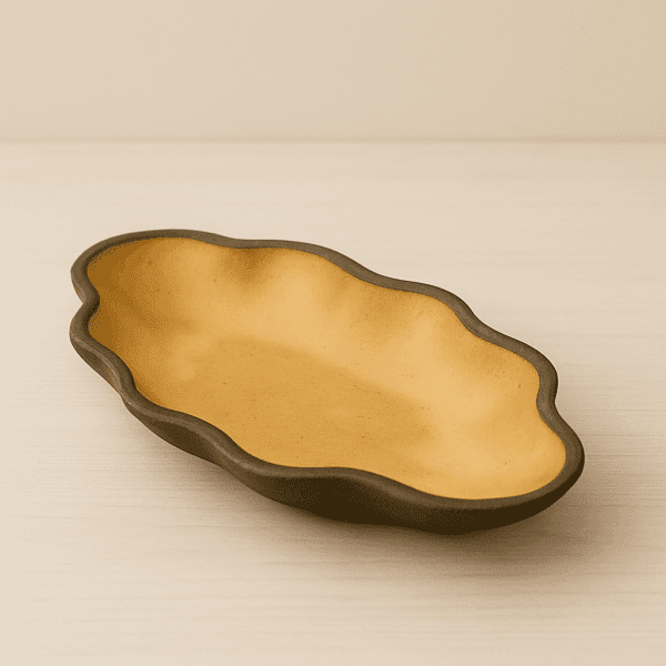 Χειροποίητο κεραμικό πιάτο κοχύλι με ηλιοκίτρινο ματ φινίρισμα – Ήλιος, διαστάσεις 29 × 16 × 5 εκ.