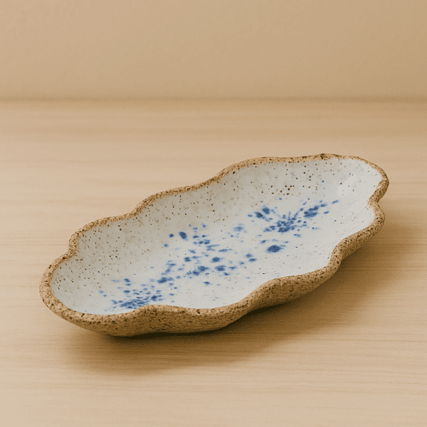 Χειροποίητο κεραμικό πιάτο κοχύλι με λευκή υάλωση και μπλε πιτσιλιές – Αιγαίο, 29 × 16 × 5 εκ.