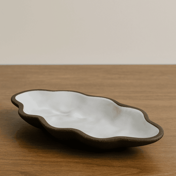 Χειροποίητο κεραμικό πιάτο κοχύλι με σκούρο πηλό και λευκή ματ υάλωση – Λευκή Νύχτα
