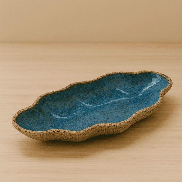Χειροποίητο κεραμικό πιάτο σε σχήμα κοχυλιού με μπλε υάλωση – Mare