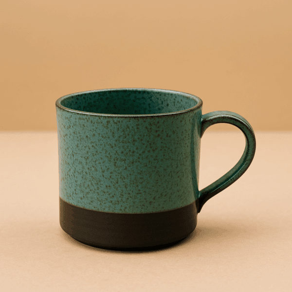 Χειροποίητη κεραμική κούπα με γυάλωμα στο χρώμα της μέντας και μαύρο πηλό